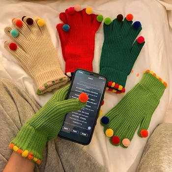 1 пара разноцветных плюшевых шариков с сенсорным экраном, ветрозащитные вязаные перчатки из плотной шерсти с пятью пальцами, милые женские зимние теплые модные перчатки Изображение 2
