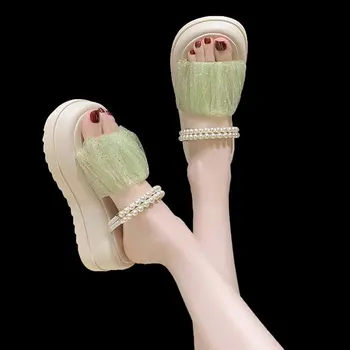 2023 Новые Летние женские тапочки с круглым носком в складку, Модные универсальные сандалии с жемчугом, Тапочки на толстой подошве с приподнятым носком.