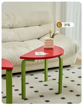 Несколько креативных диванов с простым и современным круглым журнальным столиком в скандинавском стиле комбинируют приставной столик в гостиной. Изображение 2