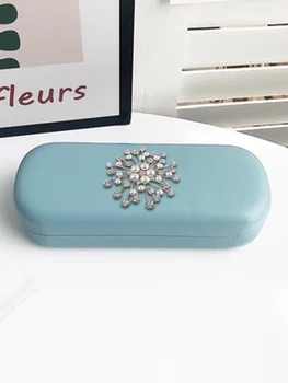 Складная коробка для очков из матового полиуретана - светло-серебристый декор в виде бабочки, золото Изображение 2
