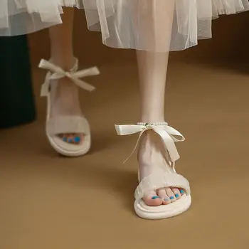 Женские резиновые сандалии на плоской подошве с жемчугом и ремешком, одним словом, женская обувь без каблука, Летняя обувь 2023, шикарная и элегантная тенденция дня